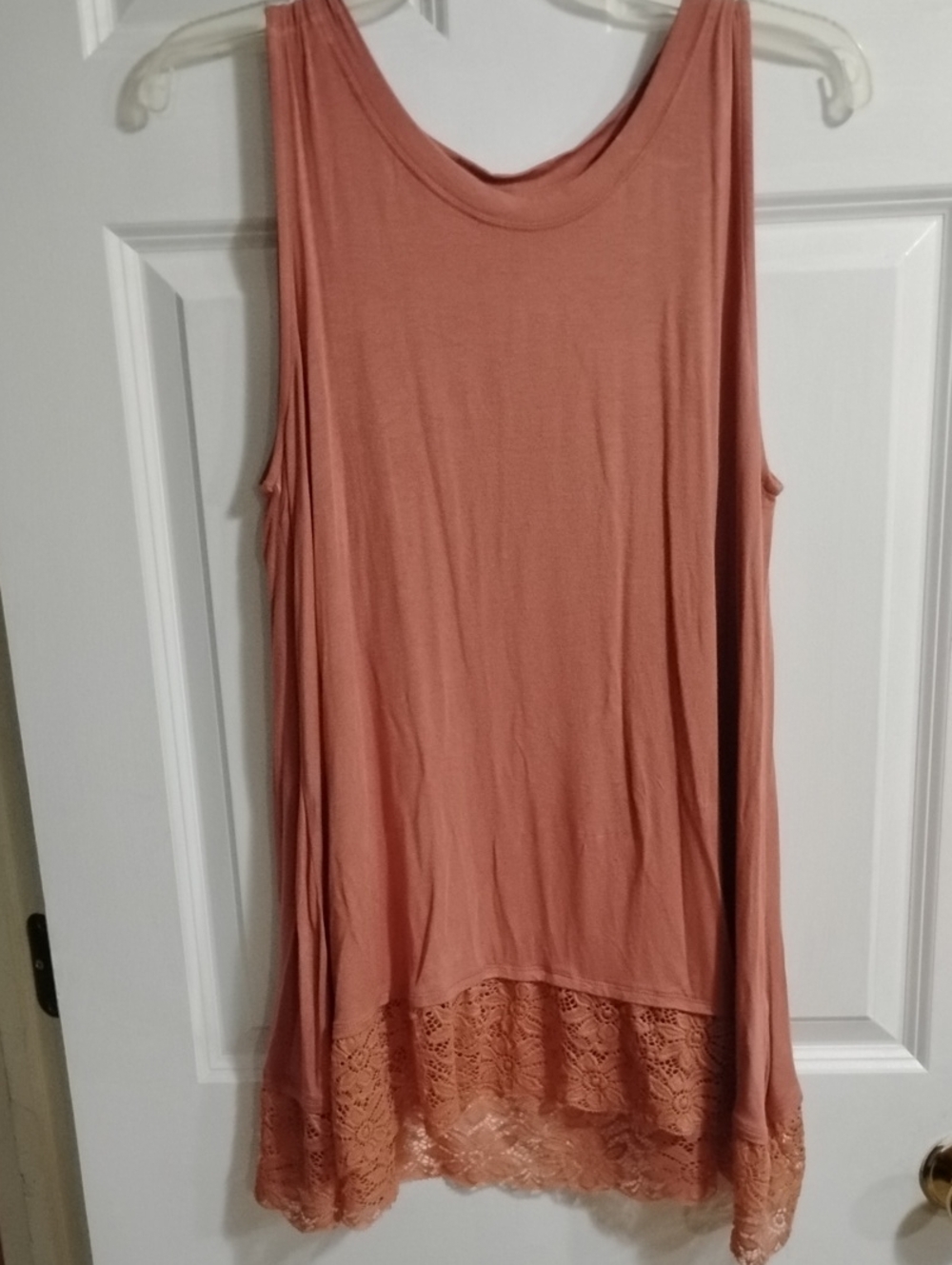 Women's Lace-Hem Sleeveless Tank Top - Dusty Rose